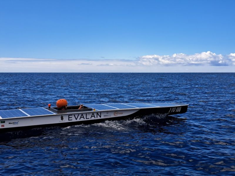 File:Solar boat with horizon.jpg